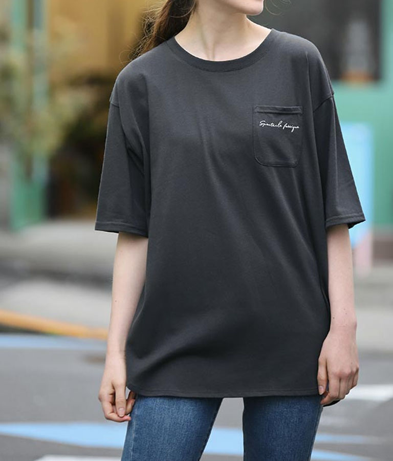 ポケット付き筆記体裾ラウンドTシャツ(トップス/Tシャツ) | CHILLE