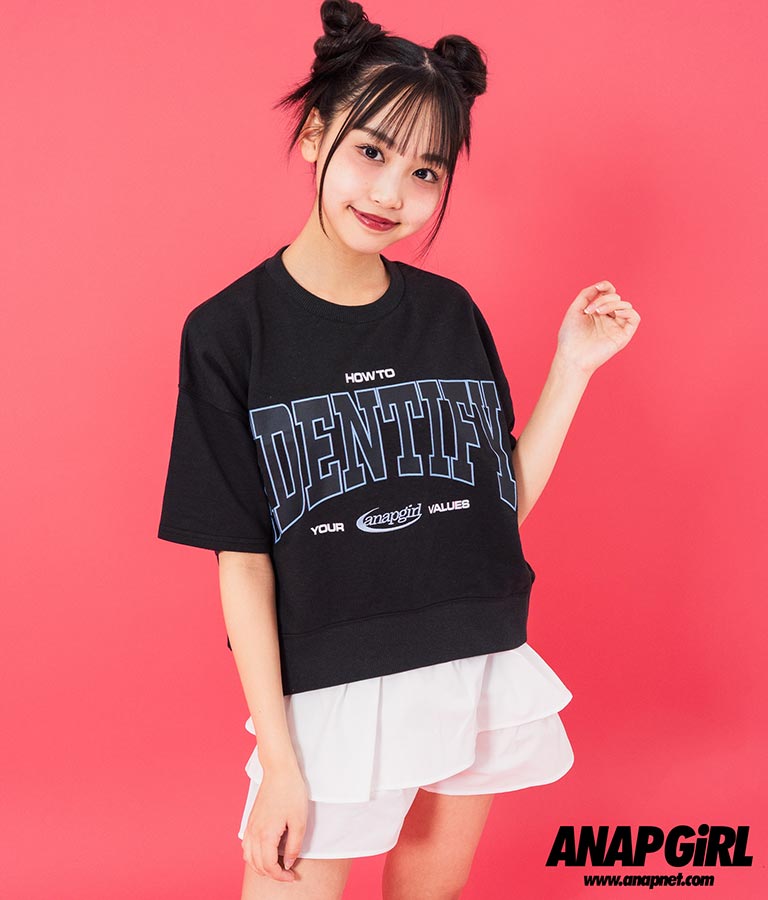 フロントに大きくプリントされたカレッジロゴが目を惹くTシャツ優しい肌触りのミニ裏毛素材で着心地も抜群。長めの袖丈でゆるっと着こなせるのでカジュアルコーデにピッタリです。短すぎない絶妙な丈で合わせるボト